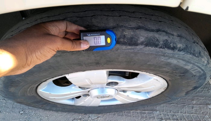 2014 Tata Safari Storme 2.2 VX 4X2, Diesel, Manual, 2,01,360 km, tyre