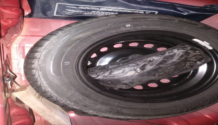 2020 Renault Kwid RXT 1.0 AMT (O), Petrol, Automatic, 32,398 km, tyre