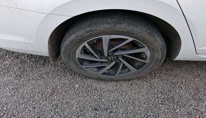 2023 Volkswagen VIRTUS TOPLINE TSI 1.0 AT, Petrol, Automatic, 37,713 km, tyre