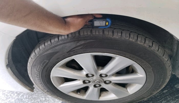 2015 Toyota Corolla Altis G PETROL, Petrol, Manual, 1,05,086 km, tyre