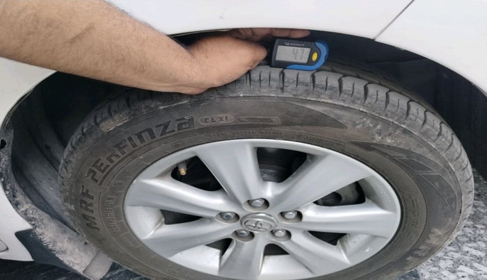 2015 Toyota Corolla Altis G PETROL, Petrol, Manual, 1,05,086 km, tyre