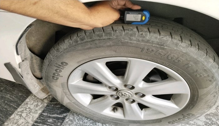 2015 Toyota Corolla Altis G PETROL, Petrol, Manual, 1,05,086 km, tyre