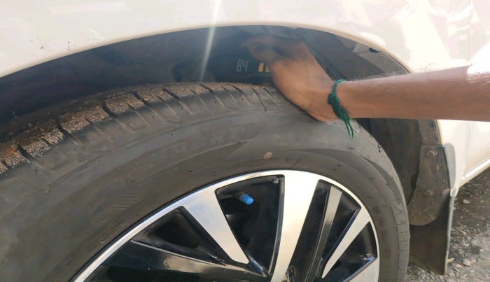 2022 Toyota Innova Crysta 2.7 ZX AT 7 STR, Petrol, Automatic, 51,564 km, tyre