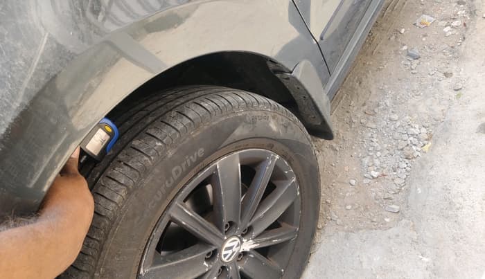 2015 Volkswagen Vento HIGHLINE 1.5 AT, Diesel, Automatic, 1,03,900 km, tyre