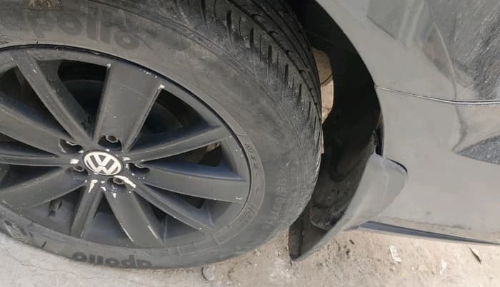 2015 Volkswagen Vento HIGHLINE 1.5 AT, Diesel, Automatic, 1,03,900 km, tyre