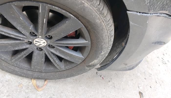 2015 Volkswagen Vento HIGHLINE 1.5 AT, Diesel, Automatic, 1,03,900 km, tyre