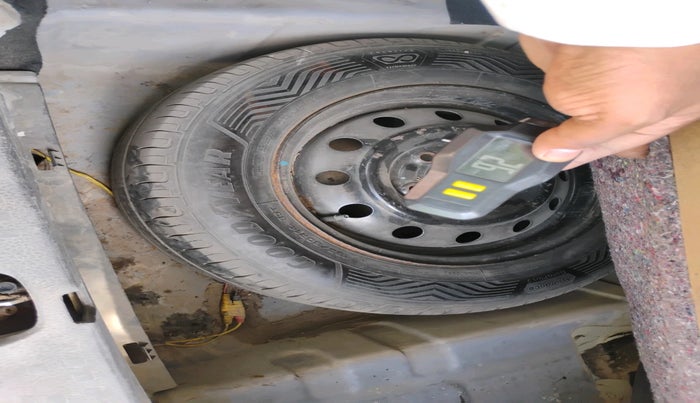 2011 Maruti Swift Dzire VXI, CNG, Manual, 1,11,625 km, tyre