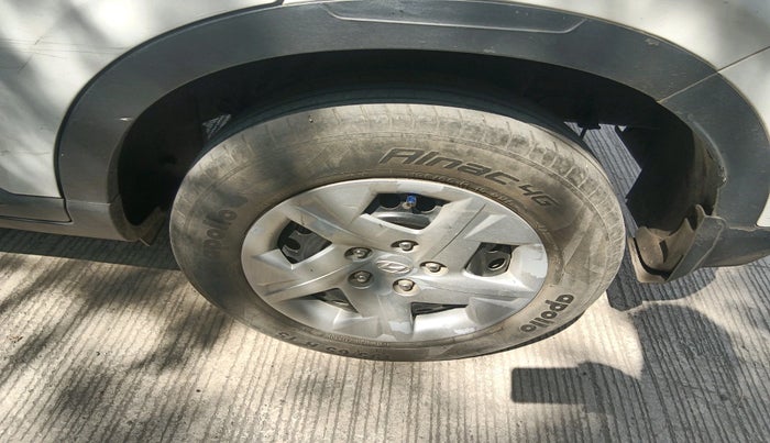 2021 Hyundai VENUE S 1.2, Petrol, Manual, 33,910 km, tyre