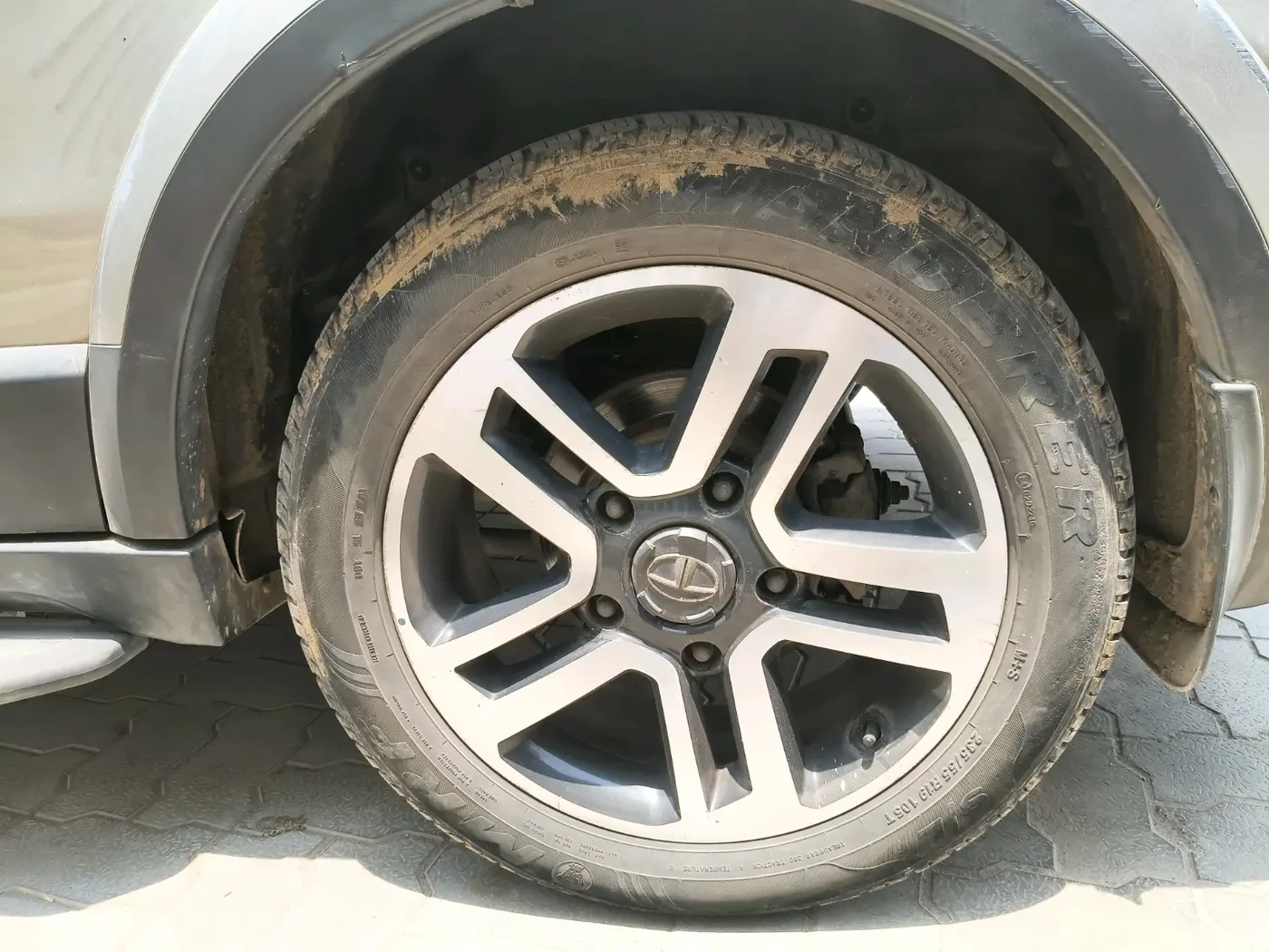 2017 Tata Hexa XT 4X2 6 STR, Diesel, Manual, 1,07,554 km, tyre