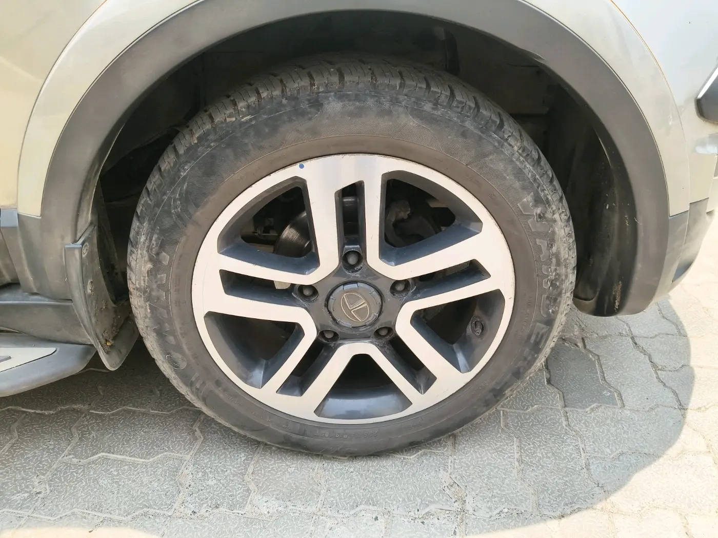 2017 Tata Hexa XT 4X2 6 STR, Diesel, Manual, 1,07,554 km, tyre
