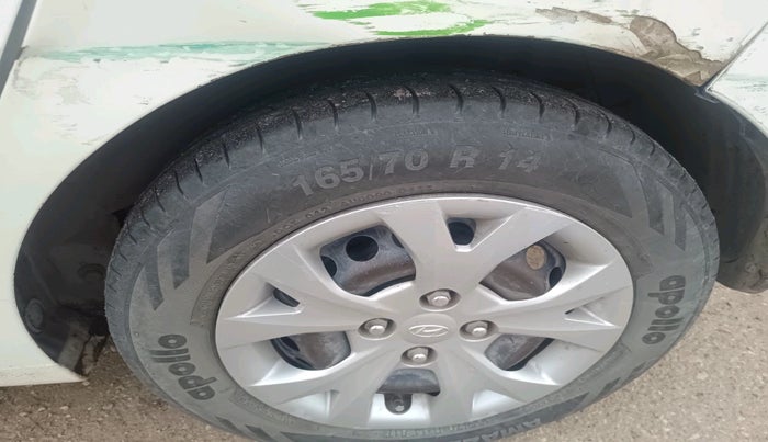 2015 Hyundai Grand i10 SPORTZ 1.1 CRDI, Diesel, Manual, 1,87,537 km, tyre