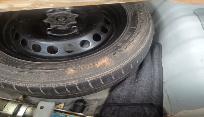 2015 Hyundai Grand i10 SPORTZ 1.1 CRDI, Diesel, Manual, 1,87,537 km, tyre