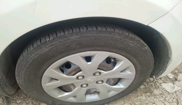 2015 Hyundai Grand i10 SPORTZ 1.1 CRDI, Diesel, Manual, 1,87,537 km, tyre