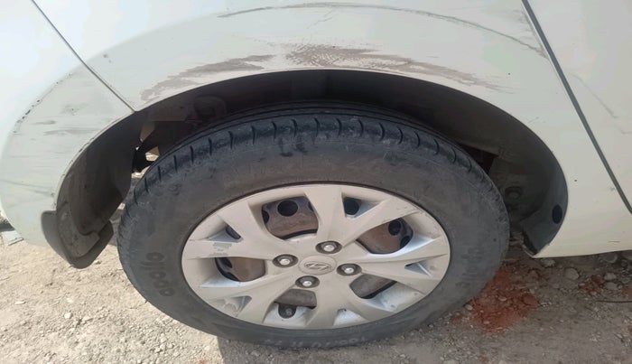 2015 Hyundai Grand i10 SPORTZ 1.1 CRDI, Diesel, Manual, 1,87,537 km, tyre