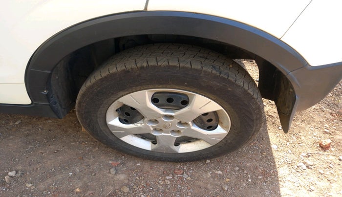 2022 Mahindra XUV300 W6 1.2 PETROL, Petrol, Manual, 56,285 km, tyre