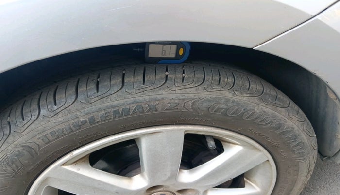 2011 Volkswagen Vento HIGHLINE 1.6 MPI, Petrol, Manual, 54,497 km, tyre