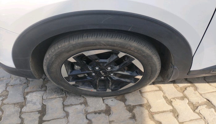 2025 KIA Carens Clavis HTK Plus (O) 1.5 Diesel MT, Diesel, Manual, 8,591 km, tyre