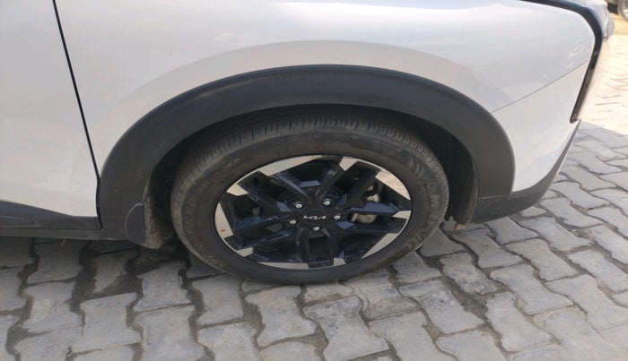 2025 KIA Carens Clavis HTK Plus (O) 1.5 Diesel MT, Diesel, Manual, 8,591 km, tyre