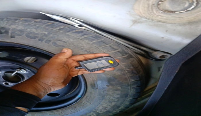 2015 Maruti Swift VXI, Petrol, Manual, 87,919 km, tyre