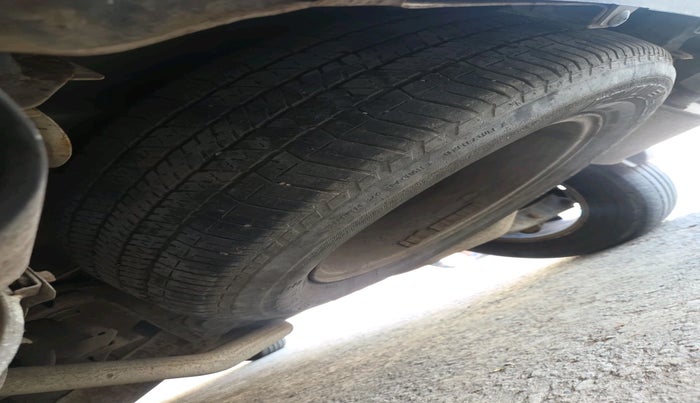 2013 Mahindra XUV500 W8, Diesel, Manual, 2,20,281 km, tyre