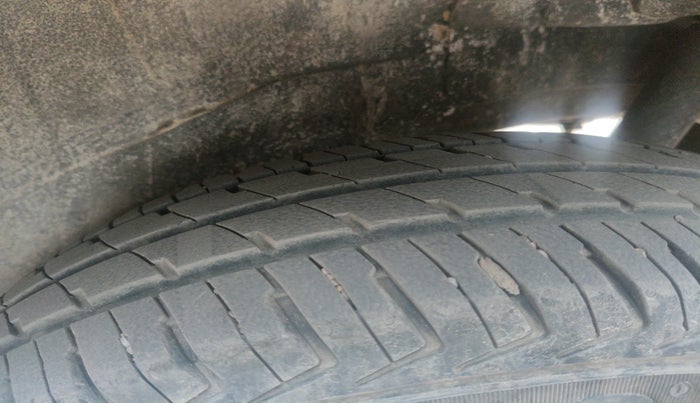 2012 Maruti Wagon R 1.0 LXI CNG, CNG, Manual, 1,11,387 km, tyre