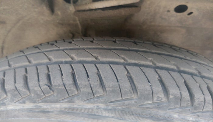 2012 Maruti Wagon R 1.0 LXI CNG, CNG, Manual, 1,11,387 km, tyre