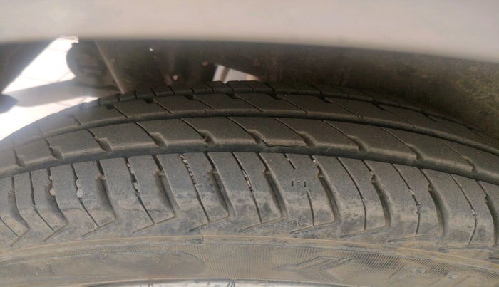 2012 Maruti Wagon R 1.0 LXI CNG, CNG, Manual, 1,11,387 km, tyre