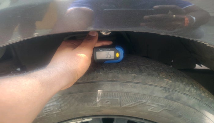 2010 Mahindra Xylo E4, Diesel, Manual, 1,12,814 km, tyre