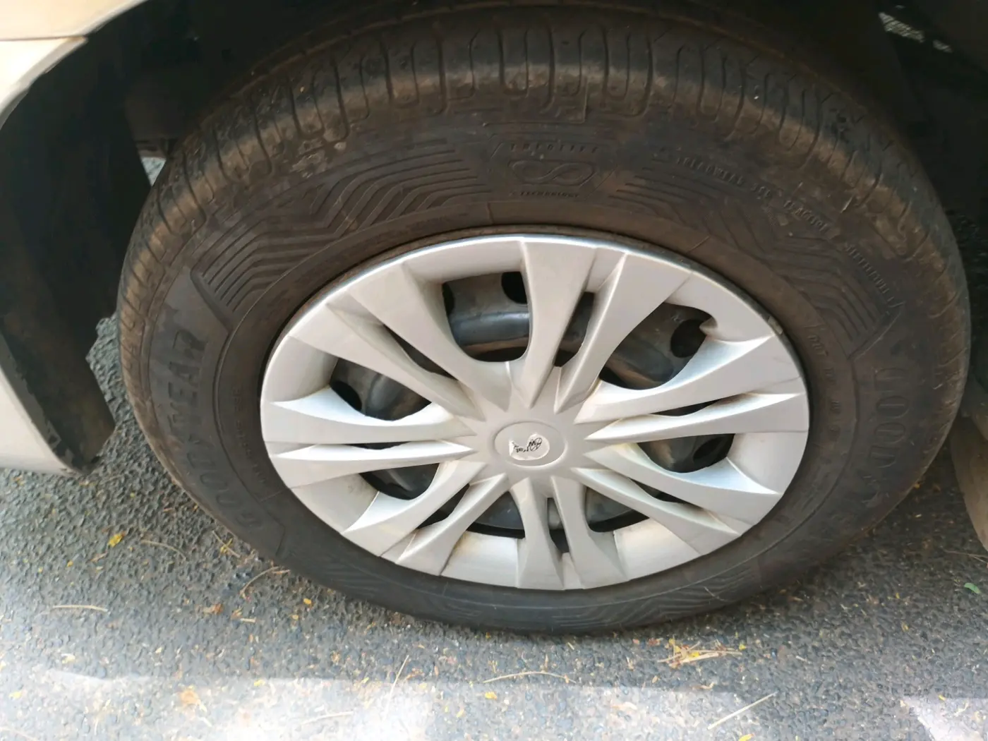 2011 Toyota Innova 2.5 G4 8 STR, Diesel, Manual, 2,20,784 km, tyre