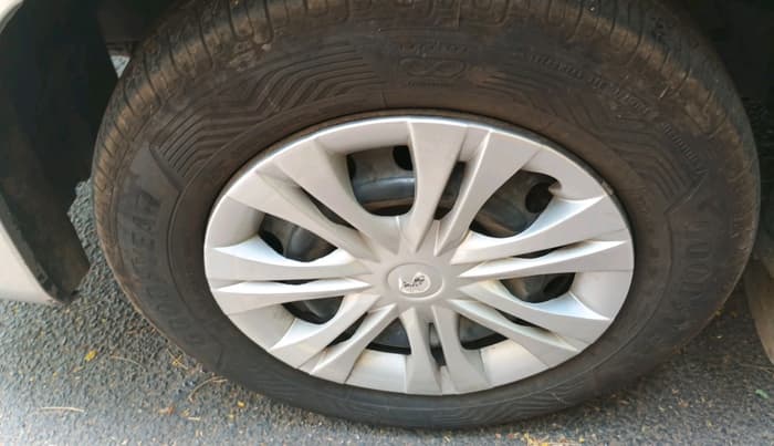 2011 Toyota Innova 2.5 G4 8 STR, Diesel, Manual, 2,20,784 km, tyre
