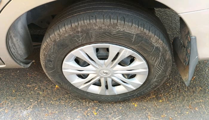 2011 Toyota Innova 2.5 G4 8 STR, Diesel, Manual, 2,20,784 km, tyre