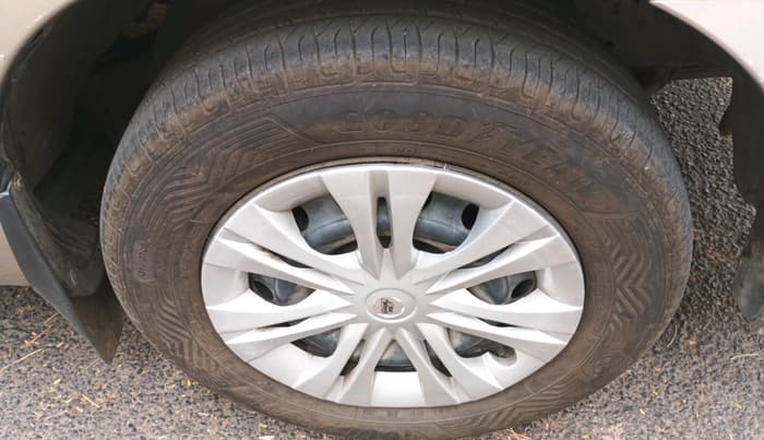 2011 Toyota Innova 2.5 G4 8 STR, Diesel, Manual, 2,20,784 km, tyre