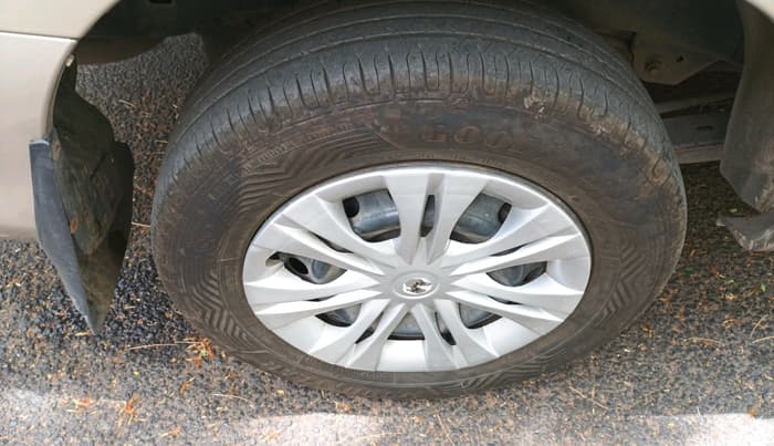 2011 Toyota Innova 2.5 G4 8 STR, Diesel, Manual, 2,20,784 km, tyre