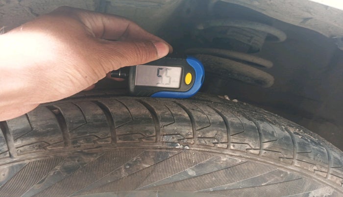 2016 Maruti Swift LXI, CNG, Manual, 1,67,361 km, tyre