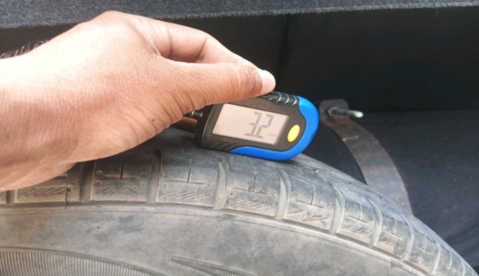 2016 Maruti Swift LXI, CNG, Manual, 1,67,361 km, tyre