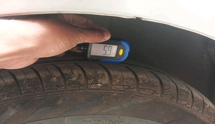 2016 Maruti Swift LXI, CNG, Manual, 1,67,361 km, tyre