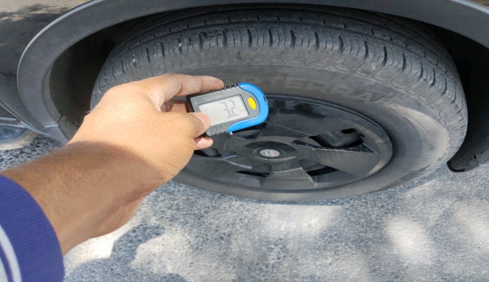 2017 Mahindra XUV500 W6, Diesel, Manual, 25,487 km, tyre