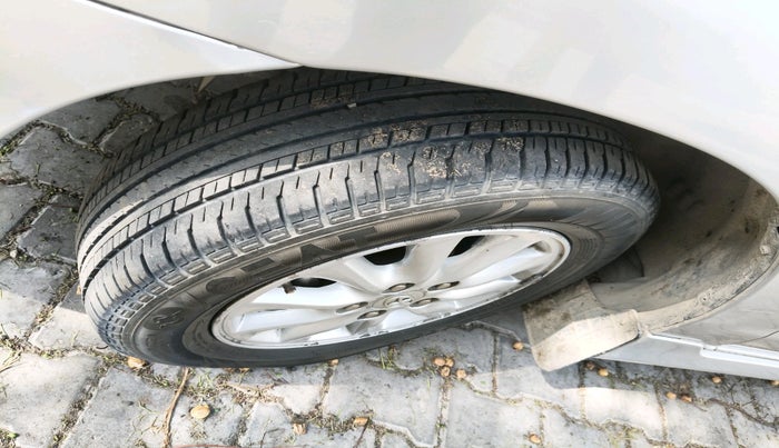 2014 Toyota Innova 2.5 VX 7 STR, Diesel, Manual, 1,37,808 km, tyre