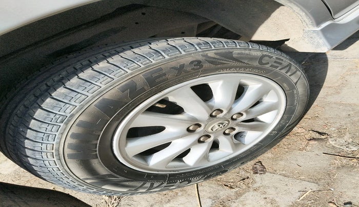 2014 Toyota Innova 2.5 VX 7 STR, Diesel, Manual, 1,37,808 km, tyre