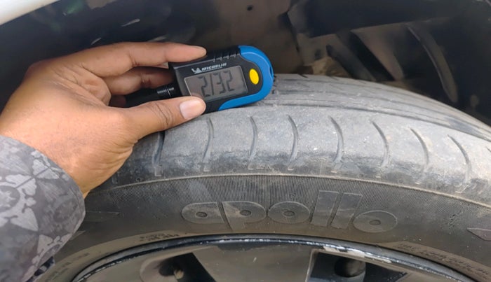 2014 Maruti Ciaz VXI, CNG, Manual, 1,42,417 km, tyre