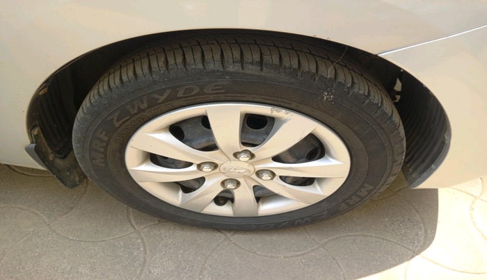 2011 Hyundai Eon MAGNA O, Petrol, Manual, 48,744 km, tyre