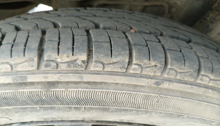 2011 Hyundai Eon MAGNA, Petrol, Manual, 67,881 km, tyre