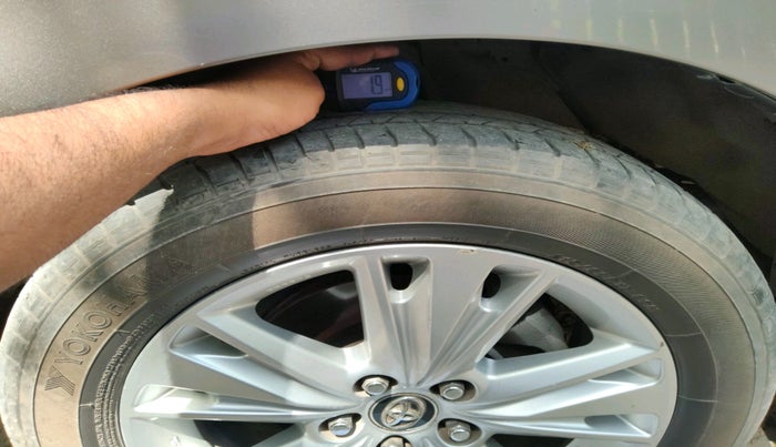 2016 Toyota Innova Crysta 2.8 ZX AT 7 STR, Diesel, Automatic, 1,70,524 km, tyre