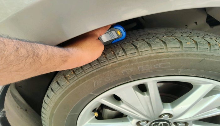 2016 Toyota Innova Crysta 2.8 ZX AT 7 STR, Diesel, Automatic, 1,70,524 km, tyre