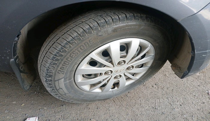 2015 Hyundai i10 SPORTZ 1.1, Petrol, Manual, 2,08,099 km, tyre