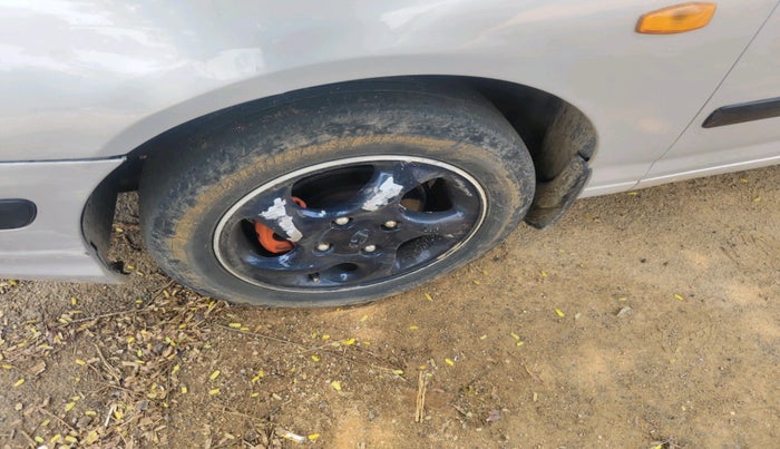 2004 Hyundai Elantra CRDI, Diesel, Manual, 1,96,388 km, tyre