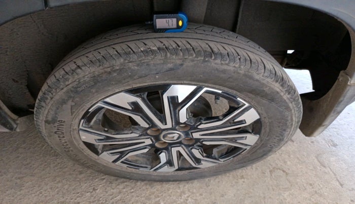 2022 Renault Kiger RXT (O) AMT DUAL TONE, Petrol, Automatic, 10,961 km, tyre