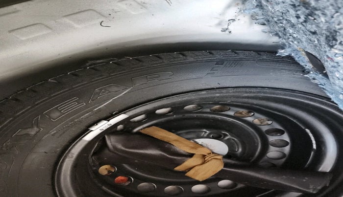 2017 Honda Brio VX AT, Petrol, Automatic, 13,400 km, tyre