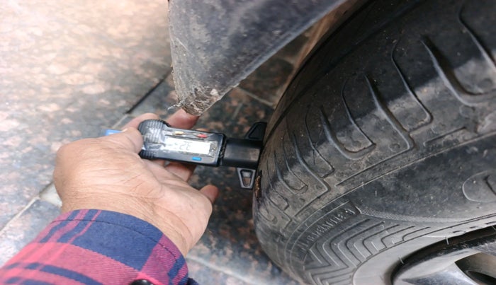 2018 Maruti Swift LXI, CNG, Manual, 1,39,401 km, tyre