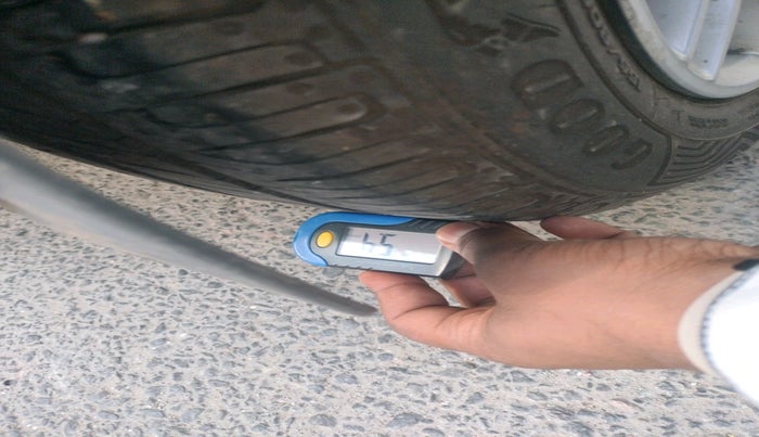 2011 Hyundai i10 SPORTZ 1.2 AT, Petrol, Automatic, 41,366 km, tyre